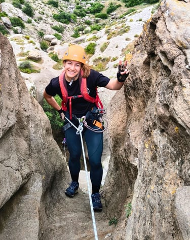 Aventurera disfrutando del barranco de Castillejos de Luna con Guadalterra Aventura