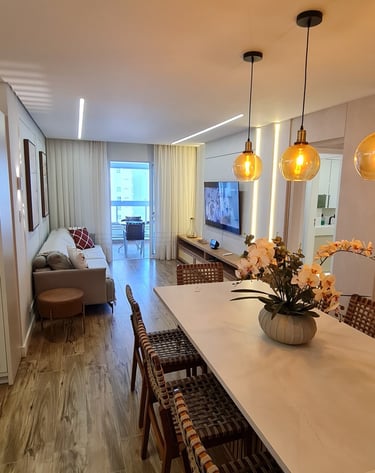 Uma sala de estar com uma mesa grande e cadeiras