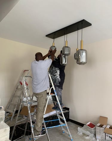 Installation de l'uminaire sur un chantier