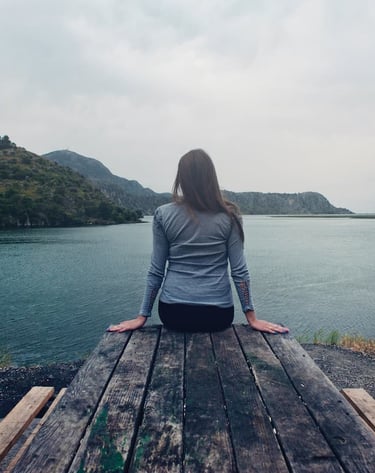 femme seule face à un lac moment calme méditation