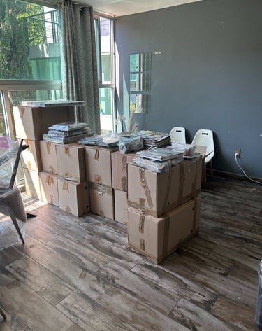 Empaque profesional de artículos en cajas por el equipo de AVM Mudanzas en Polanco, CDMX.