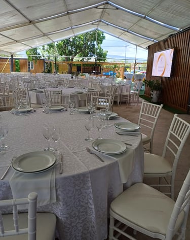 tables et chaises de mariage décoré dans salle