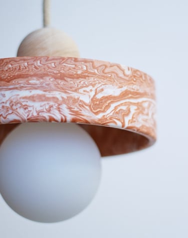 Suspension en Jesmonite sur-mesure