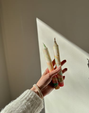 Bunte Dip-Dye Stabkerzen von Liell Design: Handgemachte Kerzenkunst für dein Home Styling.