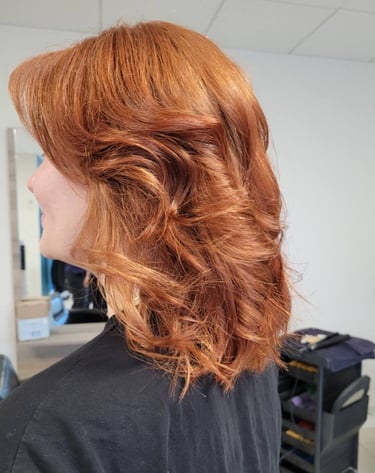 Prestation coupe femme personnalisée au salon l'Arabesque à Guilherand-Granges.