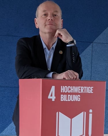 Bild von Dieter auf einem roten Klotz