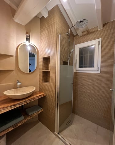 Salle de bain moderne avec douche italienne