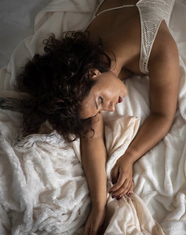 photographie boudoir en couleur lumière naturelle femme allongée vue du haut