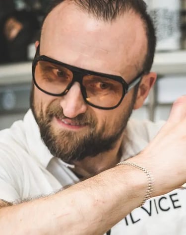 Cliente che utilizza portavino in acciaio inox luxury
