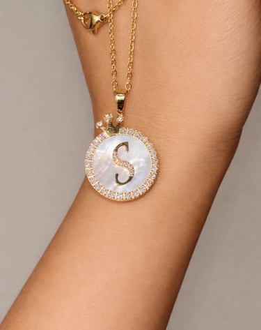 Collar personalizado con inicial S en nácar y detalles brillantes, joyería minimalista y elegante de Moreina Joyería.