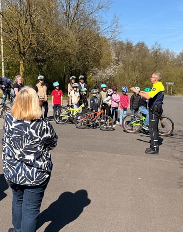 Kinder beim gemeinsamen Fahrradtraining von Niederkrüchten hilft im Freien