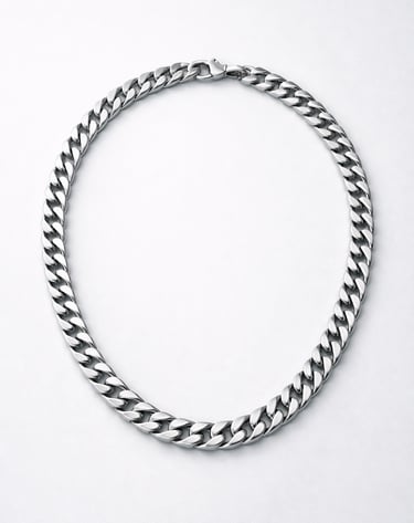 Collana in acciaio inox 316L su sfondo neutro