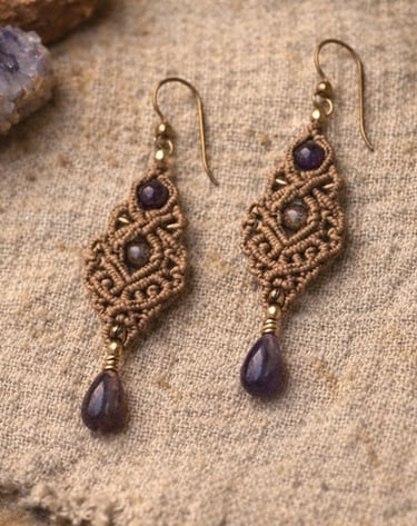Aretes bohemios de macramé hechos a mano con cuentas de amatista morada y patrones intrincados.