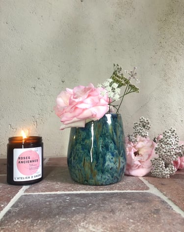 vase de couleur paon avec des roses et une bougie parfumée artisanale senteur roses anciennes