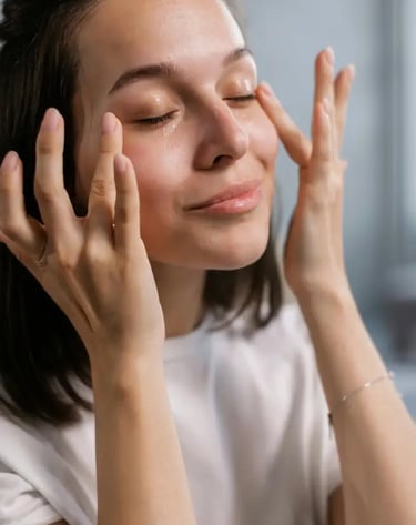 un portriat de femme se massant le visage