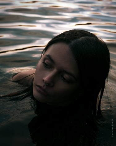 Photo portrait d'une femme dans un lac