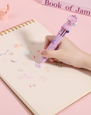 Penna kawaii colorata mentre disegna, accessorio creativo per amanti della cancelleria