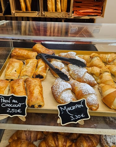 Hausgemachte Croissants mit Marzipan und Schokolade im französischen Frühstückscafé in Konstanz