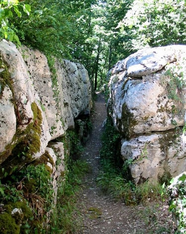 labyrinthe vert, promenade dans l'Aude, nature préservée et particularités géologiques, rochers 