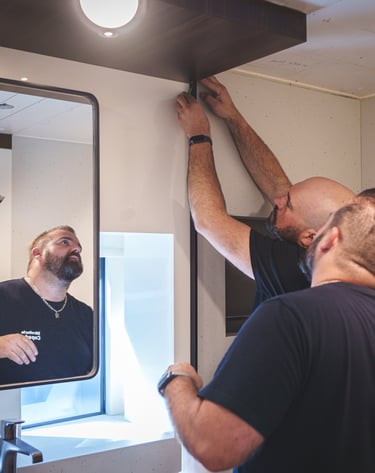 Photo de paroi de douche + double vitrage + fenêtre sur mesure + coulissant aluminium + verre+ store