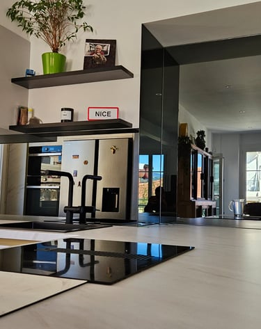 Photo de paroi de douche + double vitrage + fenêtre sur mesure + coulissant aluminium + verre+ store