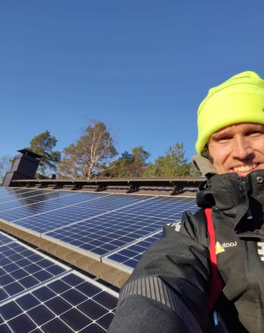 Aurinkopaneeli asennus omakotitalon katolle