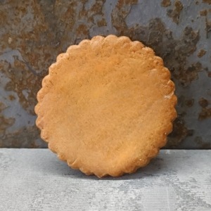 une galette charentaise artisanale