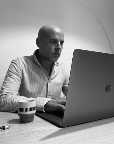 foto del escritor Dane Vera escribiendo sus libros. 