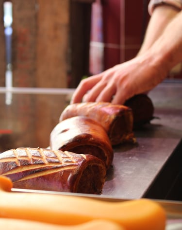 Un boucher coupe une pièce sur le comptoir