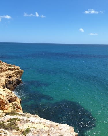 prachtige azuurblauwe zee carvoeiro
