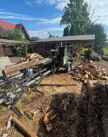 Malkų pjovimas ir profesionalus malkų skaldymas jūsų kieme Vidurio Lietuvoje