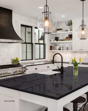 virtuvės stalviršis iš juodo blizgaus kvarco akmens