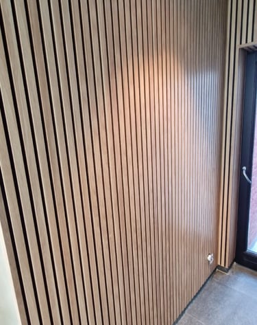 mur bois décoratif, lames verticales, panneau acoustique, revêtement mural bois, entrée moderne