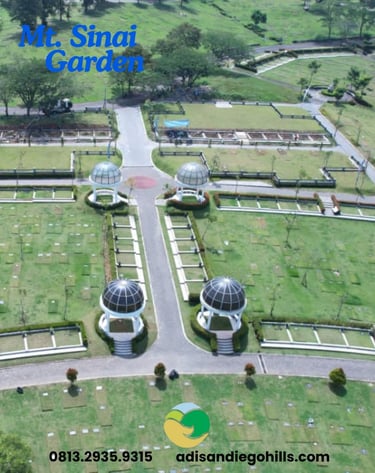 Pemandangan Mt. Sinai Garden San Diego Hills dengan struktur kubah di persimpangan jalur dan barisan