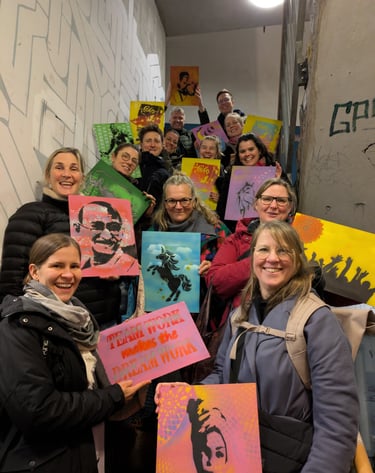 Company workshop Gängeviertel Hamburg group holding artworks / Firmen Graffiti Workshop Gängeviertel Hamburg Gruppe Kunst