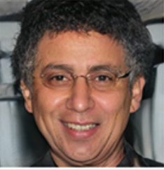 Foto de um homem com cabelos grisalhos de 42 anos