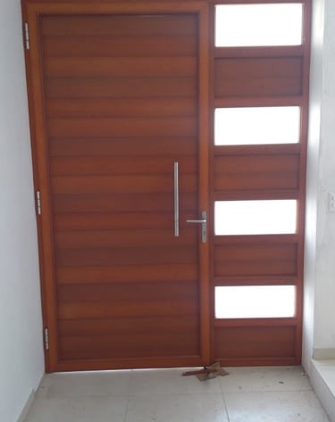 Puerta de aluminio línea 1400 acabado madera