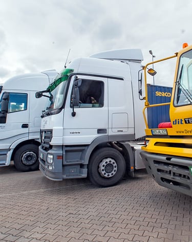 Fünf Kraftfahrzeuge im Hafen Duisburg, Terberg, Mercedes, DAF, Iveco