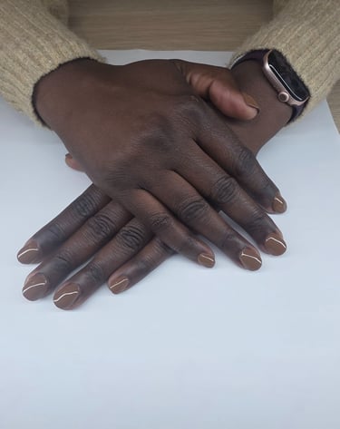 pose main cliente vernis gel marron glacé