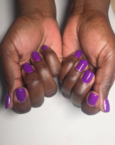vue mains clientes ongles courts vernis gel violet