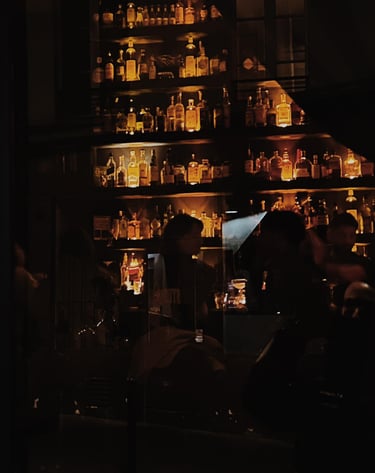 speakeasy cocktail bar atmosphere in oberkampf paris