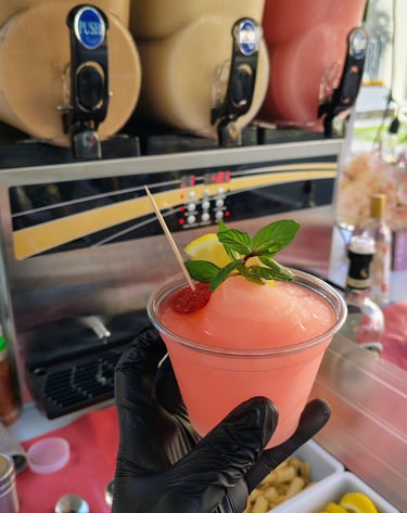 Frappé de limonada rosa decorado con limón amarillo, fresa y menta.