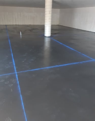 Hormigón pulido en gris pizarra con acabado brillante, ideal para espacios interiores industriales y comerciales.