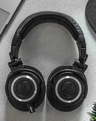 audifonos inalambricos encima de una mesa