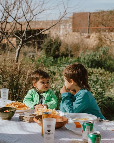 Espai ideal per a nens, parc infantil, espai per a jugar lliures, animals, natura, plans amb nens