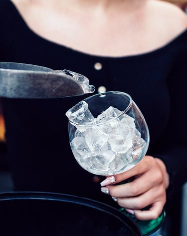 Γυναίκα προσθέτει πάγο σε ποτήρι