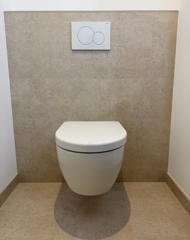 Instalación de inodoro eficiente en baño reformado en Mallorca, obra realizada por ZEGA