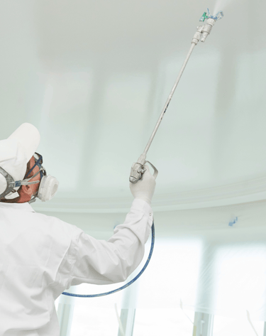 Pintor con sistema de pintura Airless.