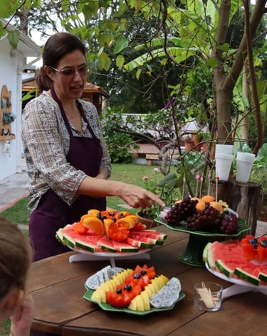nutricionista servindo frutas