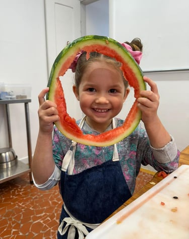 menina com melancia